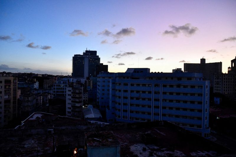 © Reuters. FILE PHOTO: Buildings are pictured during a blackout as the country's electrical grid collapsed again on Sunday, according to Cuba's energy and mines ministry, in the latest setback to the government's efforts to restore power to the island, in Havana, Cuba October 20, 2024. REUTERS/Norlys Perez/File Photo