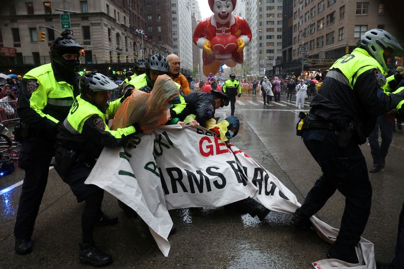 © Reuters. Police officers clash with protesters during the 98th Macy's Thanksgiving Day Parade in New York City, U.S., November 28, 2024. REUTERS/Brendan McDermid