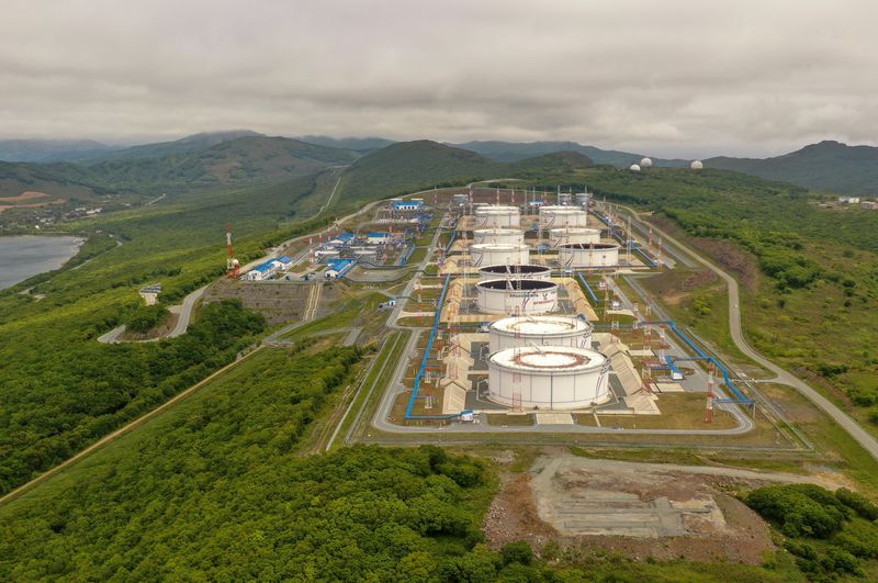 © Reuters. An aerial view shows oil tanks of Transneft oil pipeline operator at the crude oil terminal Kozmino on the shore of Nakhodka Bay near the port city of Nakhodka, Russia June 13, 2022. REUTERS/Tatiana Meel/ File Photo