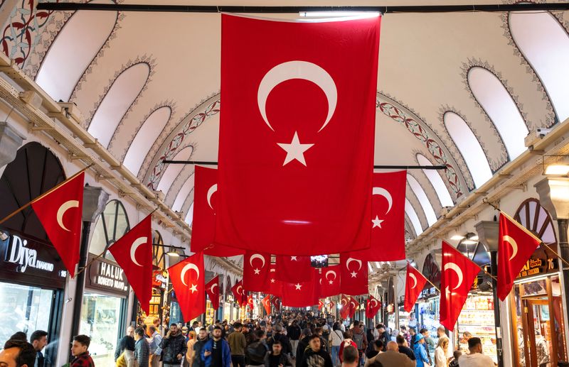 © Reuters. People stroll through the historic Grand Bazaar, a popular tourist attraction and one of the country's most important economic venues, in Istanbul, Turkey, October 22, 2024. REUTERS/Murad Sezer/File Photo