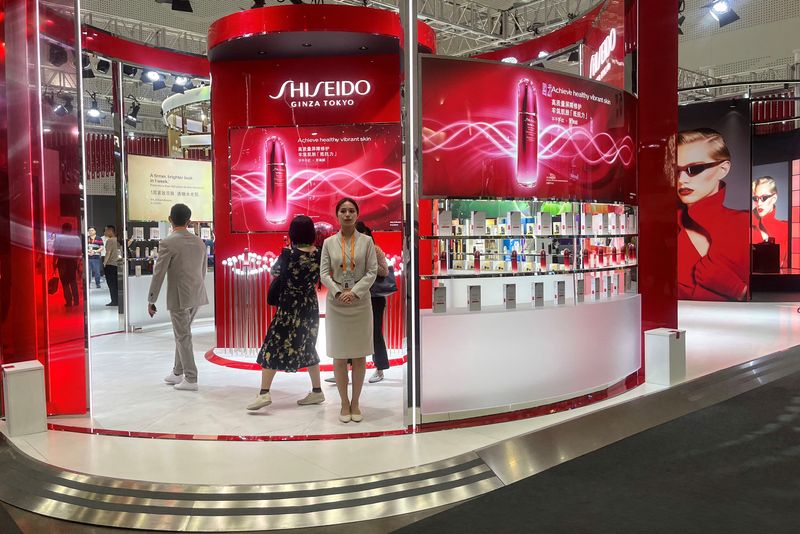 © Reuters. FILE PHOTO: A staff member stands at a booth of Japanese cosmetic brand Shiseido, at the third China International Consumer Products Expo, in Haikou, Hainan province, China April 11, 2023. REUTERS/Casey Hall/File Photo