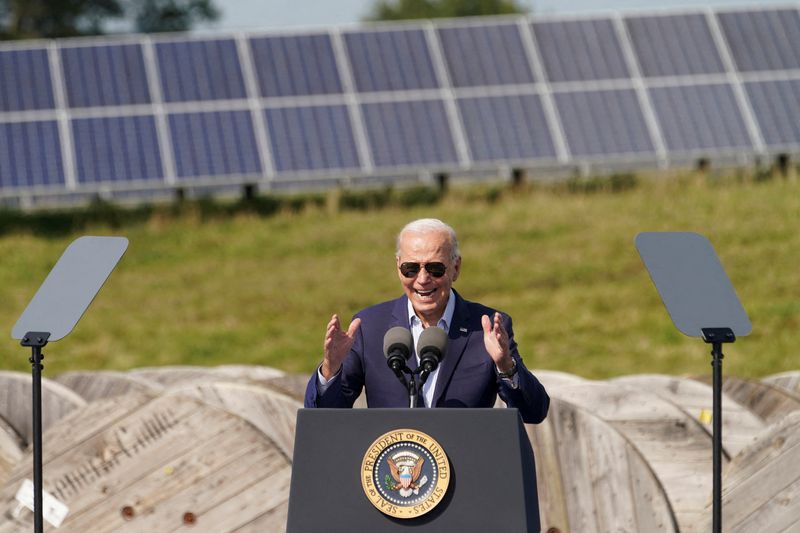 © Reuters. FILE PHOTO: Solar panels at the background as U.S. President Joe Biden speaks during a visit to Vernon Electric Cooperative in Westby, Wisconsin, U.S., September 5, 2024. REUTERS/Kevin Lamarque/File Photo