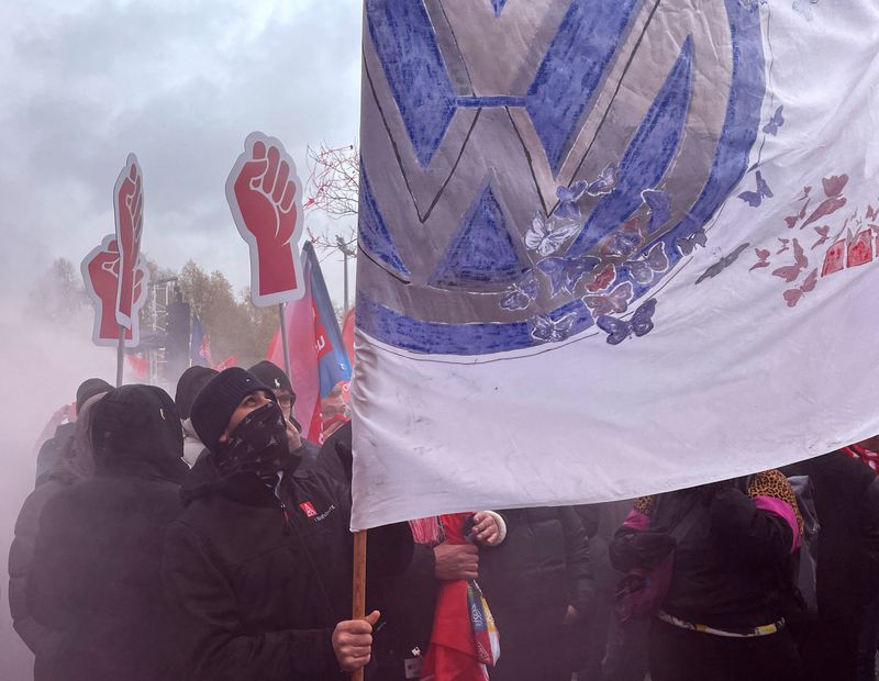 © Reuters. FILE PHOTO: Volkswagen workers from factories across Germany gather in front of the Volkswagen Arena, ahead of talks between unions and management on wage cuts in Wolfsburg, Germany, November 21, 2024.  REUTERS/Victoria Waldersee/File Photo