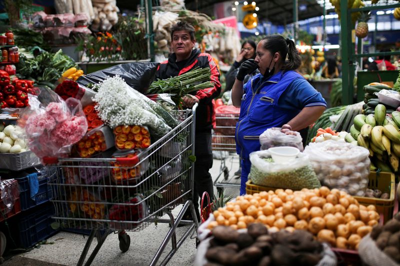 © Reuters. FILE PHOTO: A man walks with a shopping cart through the Paloquemao market square, in Bogota, Colombia October 7, 2022. REUTERS/Luisa Gonzalez/File Photo