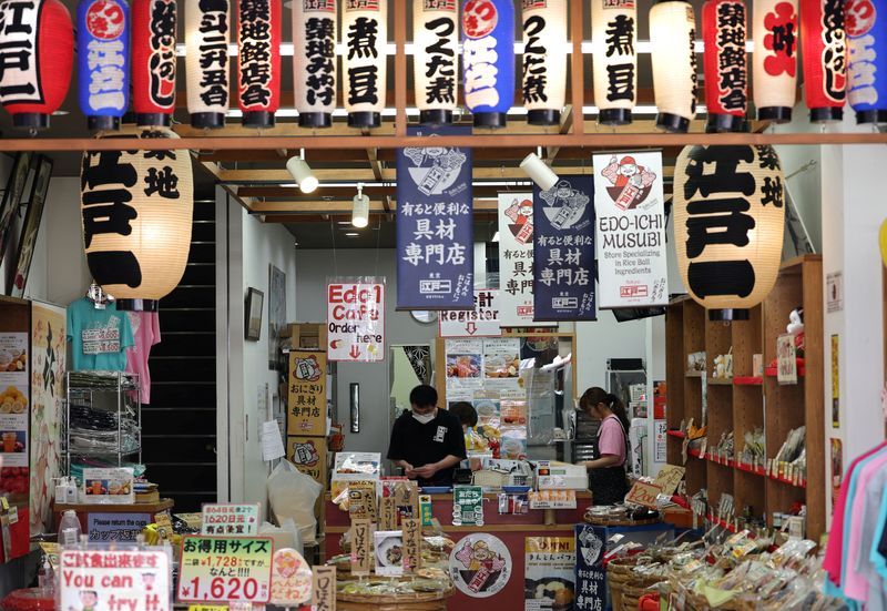 © Reuters. FILE PHOTO: Employees work at a shop in Tsukiji Outer Market in Tokyo, Japan, June 14, 2024. REUTERS/Kim Kyung-Hoon/File Photo