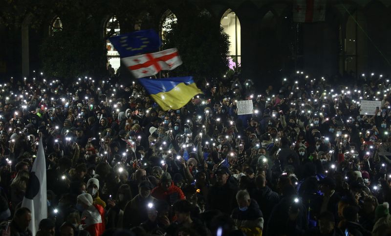 © Reuters. Supporters of Georgia's opposition parties hold a rally to protest against the new government's decision to suspend the European Union accession talks and refuse budgetary grants until 2028, outside parliament in Tbilisi, Georgia November 29, 2024. REUTERS/Irakli Gedenidze