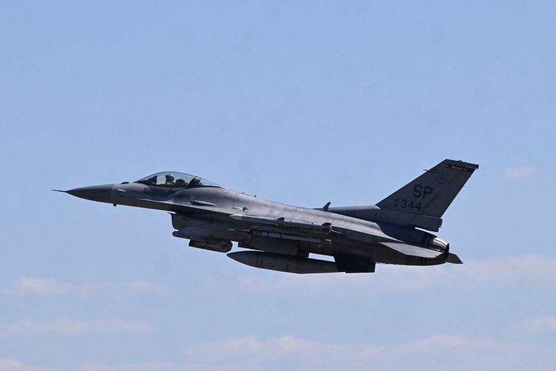 © Reuters. FILE PHOTO: A F-16 fighter jet takes off during a media day of NATO's