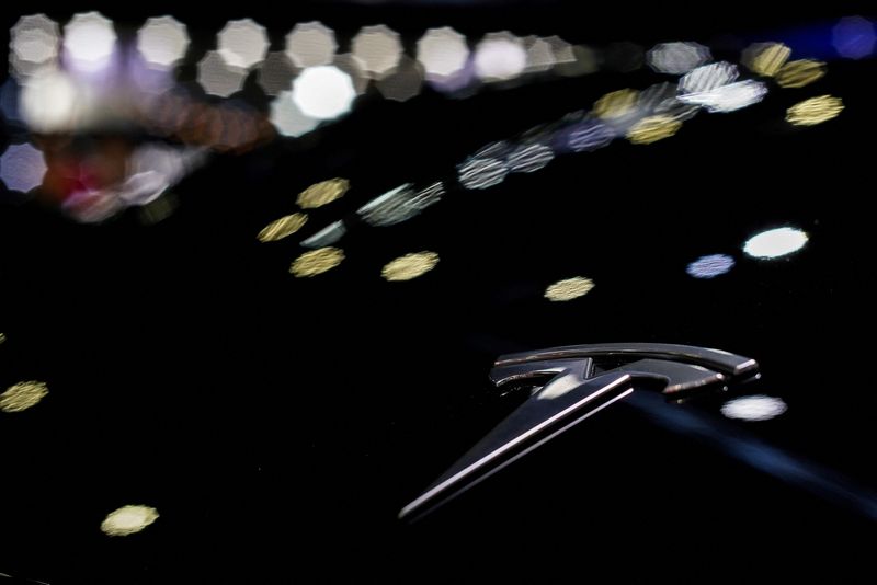 © Reuters. Tesla logo is placed on the vehicle at the 41st Thailand International Motor Expo, in Bangkok, Thailand, November 29, 2024. REUTERS/Athit Perawongmetha/File Photo