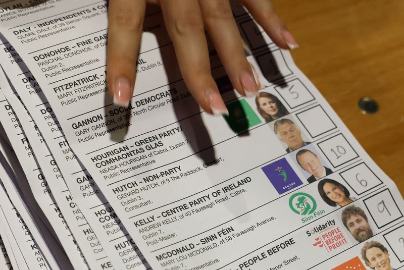 © Reuters. Electoral worker counts ballot papers, during Ireland's general election, at the Royal Dublin Society (RDS) count centre, in Dublin, Ireland, November 30, 2024. REUTERS/Clodagh Kilcoyne