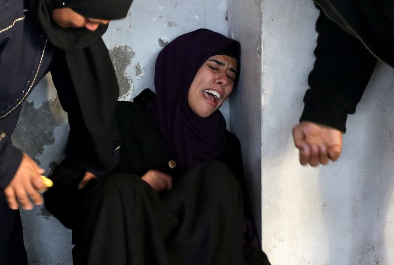 © Reuters. A woman reacts near the bodies of Palestinians killed in an Israeli strike (not pictured), amid the ongoing conflict between Israel and Hamas, in Gaza City November 30, 2024. REUTERS/Dawoud Abu Alkas