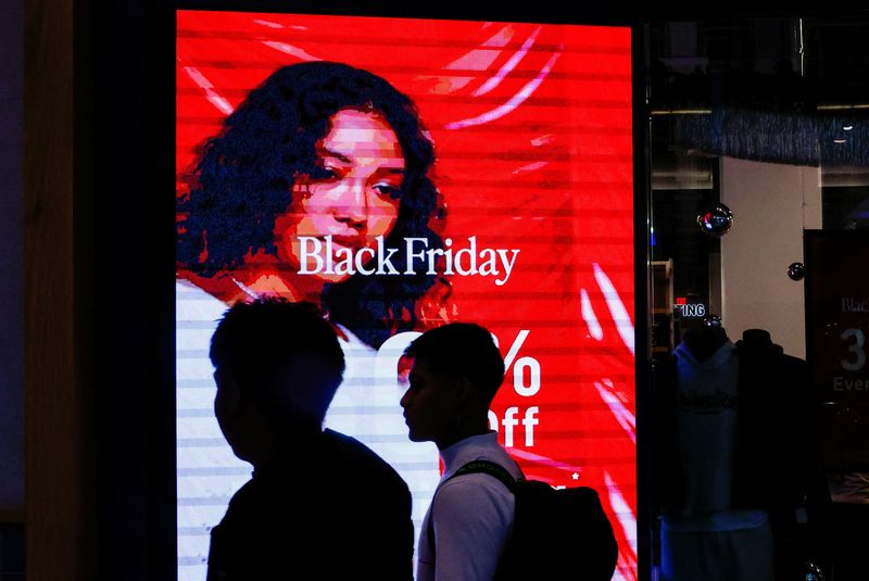 © Reuters. People walk inside the Roosevelt Mall during Black Friday sales event in Garden City, New York, U.S., November 29, 2024.  REUTERS/Shannon Stapleton