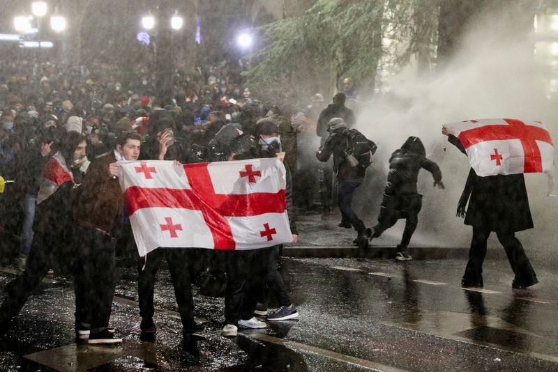 © Reuters. Officers use water cannon during a rally of opposition parties' supporters, Tbilisi, November 29, 2024. REUTERS/Irakli Gedenidze