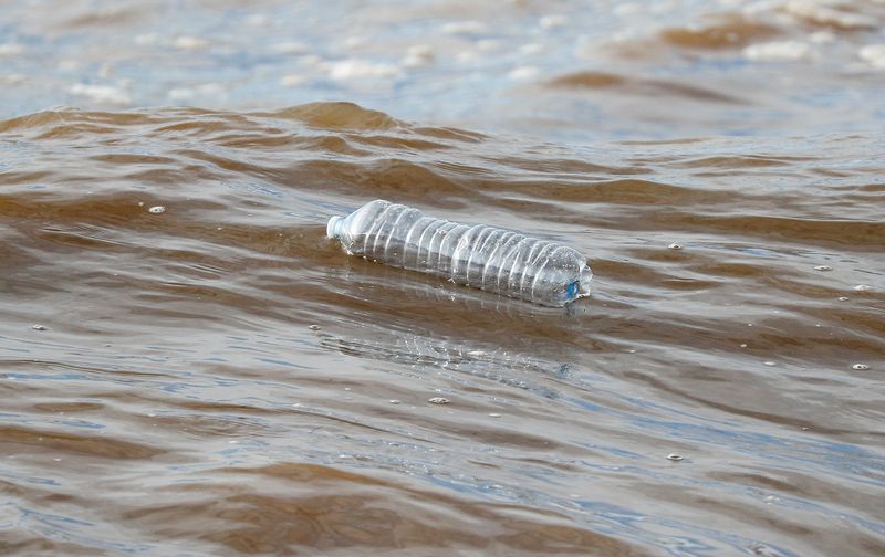 © Reuters. FILE PHOTO: A plastic bottle floats in the sea at Maccarese beach, west of Rome, Italy November 21, 2018. REUTERS/Max Rossi/File Photo