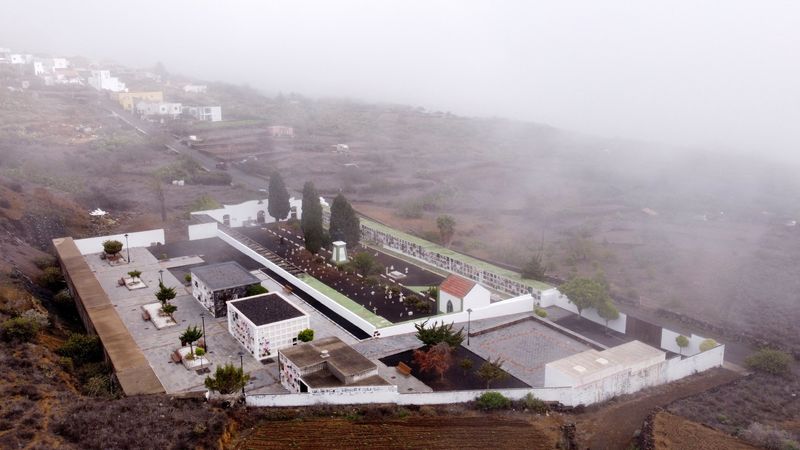 © Reuters. Drone view of the El Pinar cemetery on the island of El Hierro where several migrants are buried, El Pinar, in El Pinar, Spain, November 26, 2024. REUTERS/Borja Suarez