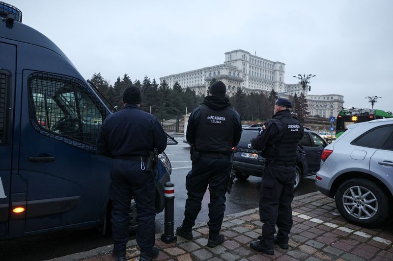 © Reuters. Jandarmeria members stand near the Palace of Parliament, after the Romanian top court annulled the result of the first round of the presidential election, in Bucharest, Romania, December 6, 2024. REUTERS/Louisa Gouliamaki/File Photo