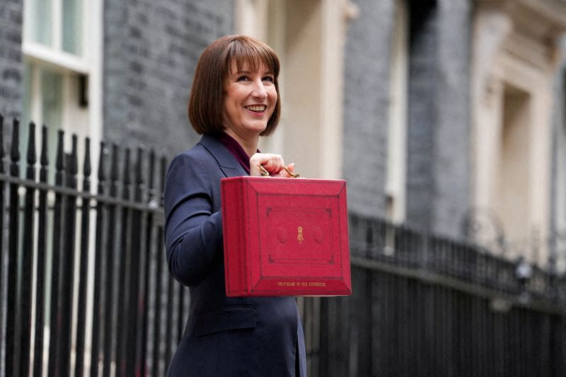 © Reuters. FILE PHOTO: Britain's Chancellor of the Exchequer Rachel Reeves poses with the red budget box outside her office on Downing Street in London, Britain October 30, 2024. REUTERS/Maja Smiejkowska/File Photo