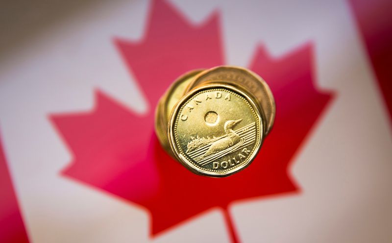 © Reuters. FILE PHOTO: A Canadian dollar coin, commonly known as the