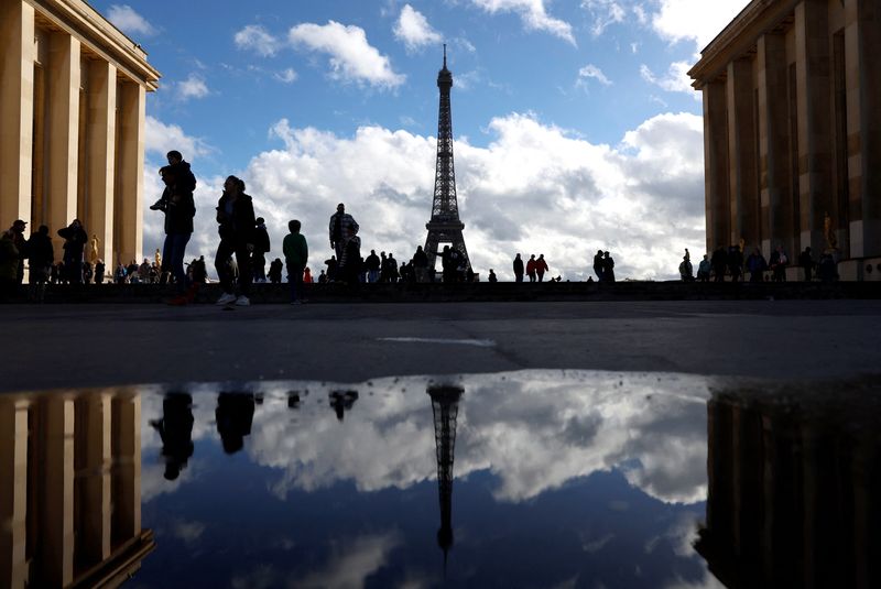 © Reuters. FILE PHOTO: People take in views of the Eiffel Tower from the Trocadero, Paris, France October 29, 2023.  REUTERS/Peter Cziborra/File Photo