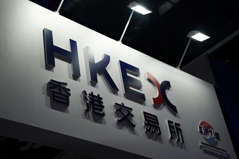 © Reuters. FILE PHOTO: A Stock Exchange of Hong Kong (HKEX) sign is seen at the 2020 China International Fair for Trade in Services (CIFTIS) in Beijing, China September 4, 2020. REUTERS/Tingshu Wang/File Photo