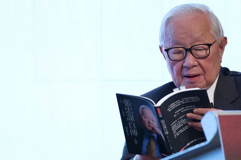 © Reuters. Morris Chang speaks at the book launch of his autobiography in Taipei, Taiwan December 9, 2024. REUTERS/Ann Wang