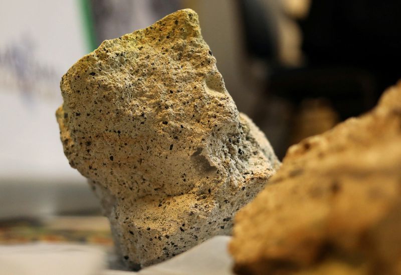 © Reuters. FILE PHOTO: Uranium stone is seen at a news conference of Macusani Yellowcake and Plateau Energy in Lima, Peru July 16, 2018.    REUTERS/Mariana Bazo/File Photo