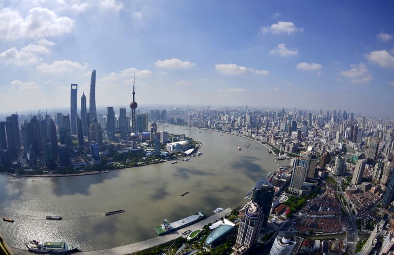 © Reuters. FILE PHOTO: A general view shows the Shanghai city skyline on a sunny day in Shanghai, China, September 11, 2015. REUTERS/Stringer/File Photo