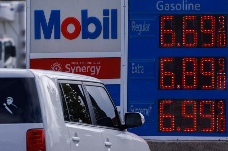 © Reuters. FILE PHOTO: Gasoline prices are shown at a local gas station as Southern California prices move towards record highs in Carlsbad, California, U.S., September 18, 2023. REUTERS/Mike Blake/File Photo