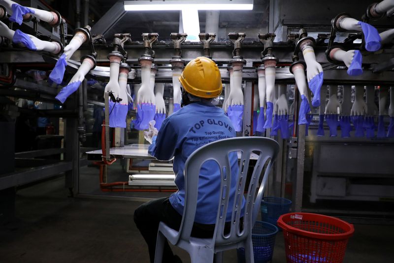 © Reuters. FILE PHOTO: A worker inspects newly-made gloves at Top Glove factory in Shah Alam, Malaysia August 26, 2020. REUTERS/Lim Huey Teng/File Photo