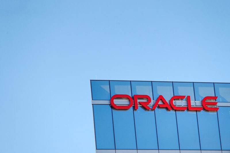 © Reuters. FILE PHOTO: An exterior view of the Oracle Field Office at Wilson Boulevard in Arlington, Virginia, U.S., October 18, 2019. REUTERS/Tom Brenner/File Photo