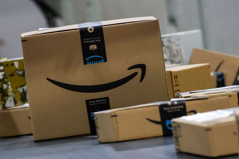 © Reuters. Boxes lie on a conveyor belt during Cyber Monday at Amazon's fulfillment center in Robbinsville, New Jersey, U.S., December 2, 2024. REUTERS/Eduardo Munoz/File Photo