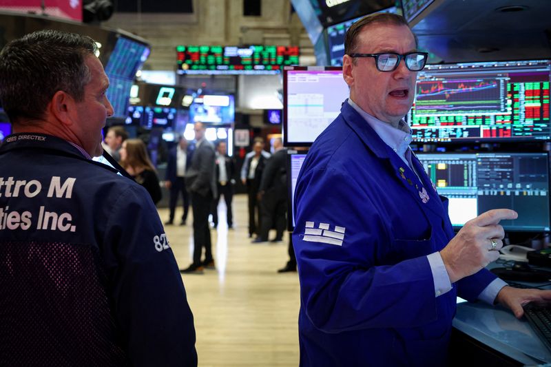 © Reuters. Traders work on the floor at the New York Stock Exchange (NYSE) in New York City, U.S., November 27, 2024.  REUTERS/Brendan McDermid/File Photo