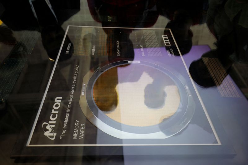 © Reuters. Visitors look at a memory wafer at a Micron Technology kiosk before the start of 'SemiconIndia 2023', India's annual semiconductor conference, in Gandhinagar, India, July 25, 2023. REUTERS/Amit Dave/File photo