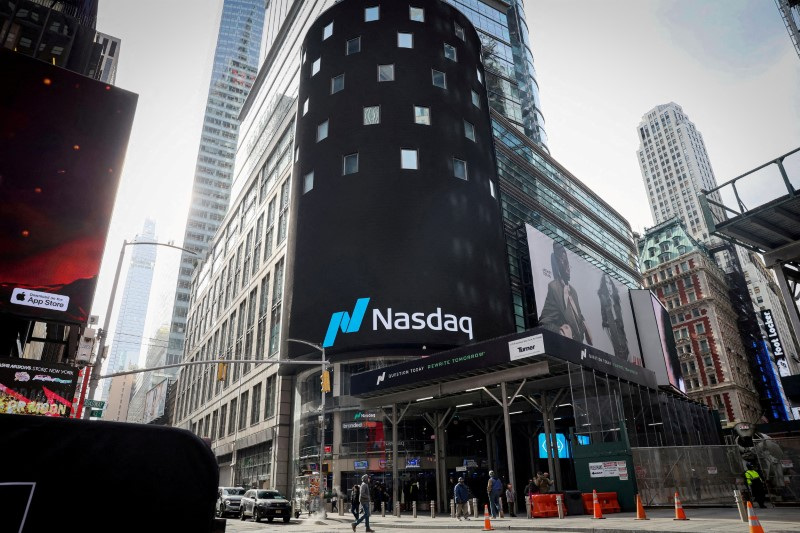 © Reuters. FILE PHOTO: FILE PHOTO: The Nasdaq Market site is seen outside the Nasdaq Market site in New York City, U.S., March 26, 2024.  REUTERS/Brendan McDermid/File Photo/File Photo