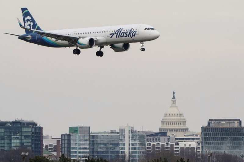 © Reuters. FILE PHOTO: An Alaska Airlines aircraft flies past the U.S. Capitol before landing at Reagan National Airport in Arlington, Virginia, U.S., January 24, 2022.   REUTERS/Joshua Roberts/File Photo