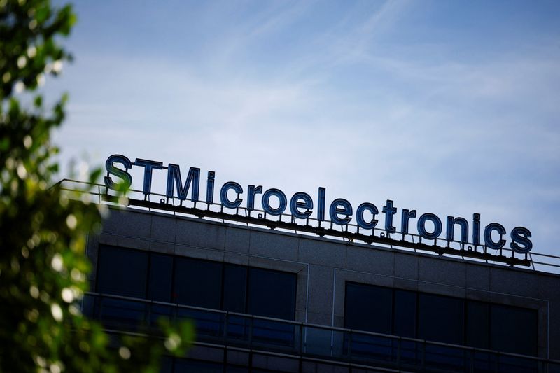 © Reuters. FILE PHOTO:The logo of electronics and semiconductors manufacturer STMIcroelectronics is seen outside a company building in Montrouge, near Paris, France, July 12, 2022. REUTERS/Sarah Meyssonnier/File Photo