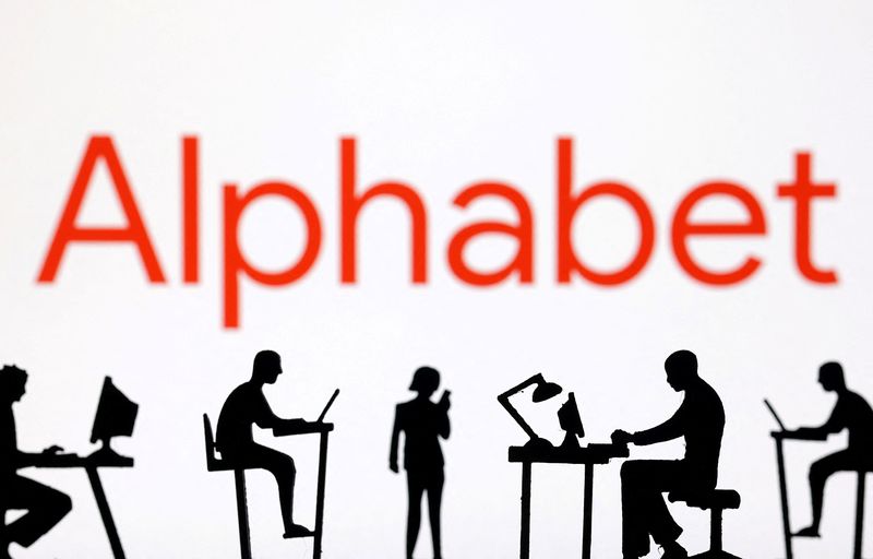 © Reuters. Figurines with computers and smartphones are seen in front of Alphabet logo in this illustration taken, February 19, 2024. REUTERS/Dado Ruvic/Illustration/File photo