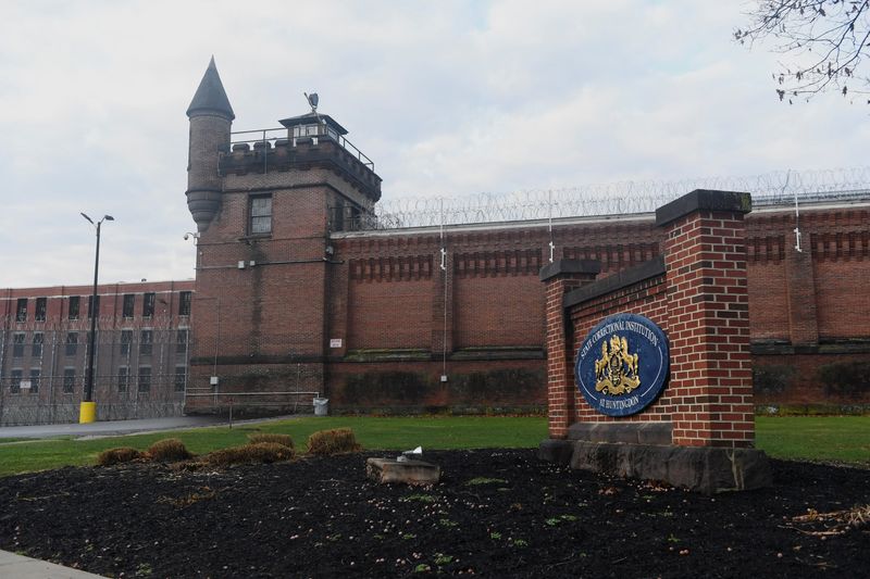 © Reuters. A view of the exterior of SCI Huntingdon where Luigi Mangione, 26, is being held after being apprehended as a suspect in the killing of UnitedHealth CEO Brian Thomas in Huntingdon, Pennsylvania, U.S. December 10, 2024.  REUTERS/Matthew Hatcher