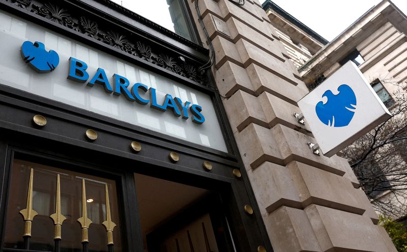 © Reuters. FILE PHOTO: A view shows signage on a branch of Barclays Bank in London, Britain, March 17, 2023.  REUTERS/Peter Nicholls/File Photo