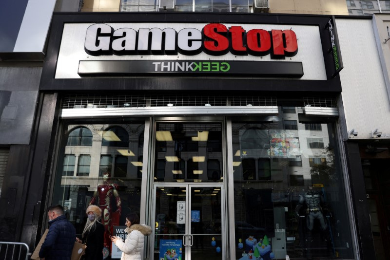 © Reuters. FILE PHOTO: People walk by a GameStop in Manhattan, New York, U.S., December 7, 2021. REUTERS/Andrew Kelly/File Photo