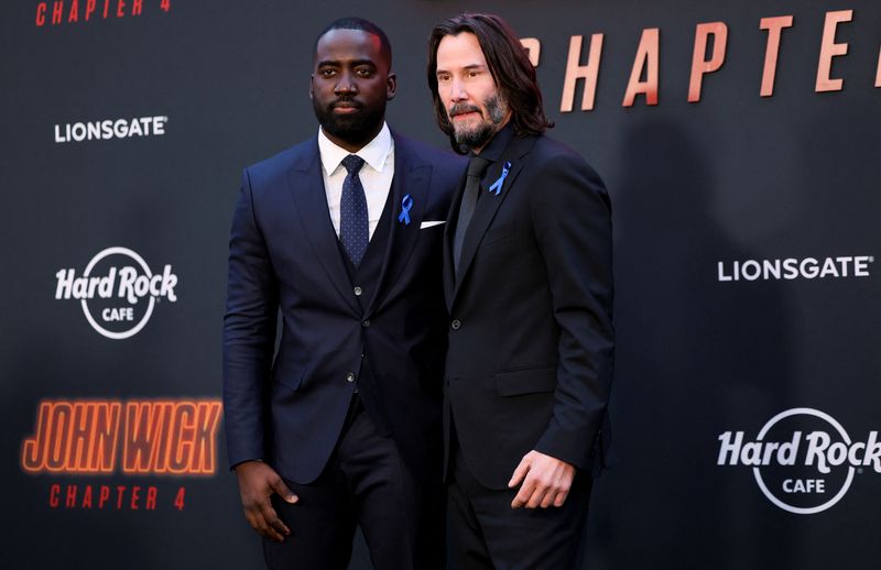 © Reuters. FILE PHOTO: Cast members Keanu Reeves and Shamier Anderson attend the premiere for the film