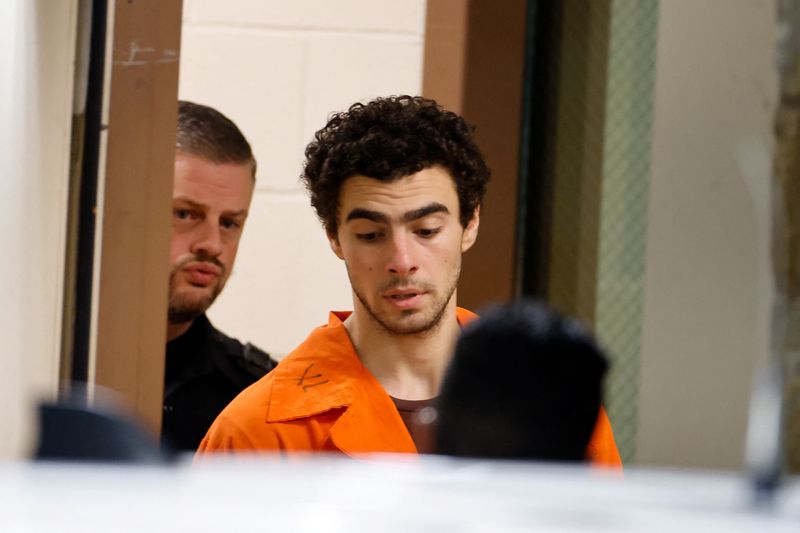 © Reuters. Luigi Mangione, 26, a suspect in the New York City killing of UnitedHealth executive Brian Thompson, is escorted after an extradition hearing at Blair County Court House in Hollidaysburg, Pennsylvania, U.S. December 10, 2024.   REUTERS/Eduardo Munoz