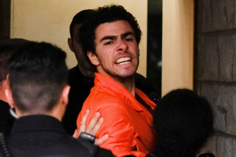 © Reuters. Luigi Mangione, 26, a suspect in the New York City killing of UnitedHealth executive Brian Thompson, arrives for an extradition hearing at Blair County Court House in Hollidaysburg, Pennsylvania, U.S. December 10, 2024.  REUTERS/Matthew Hatcher