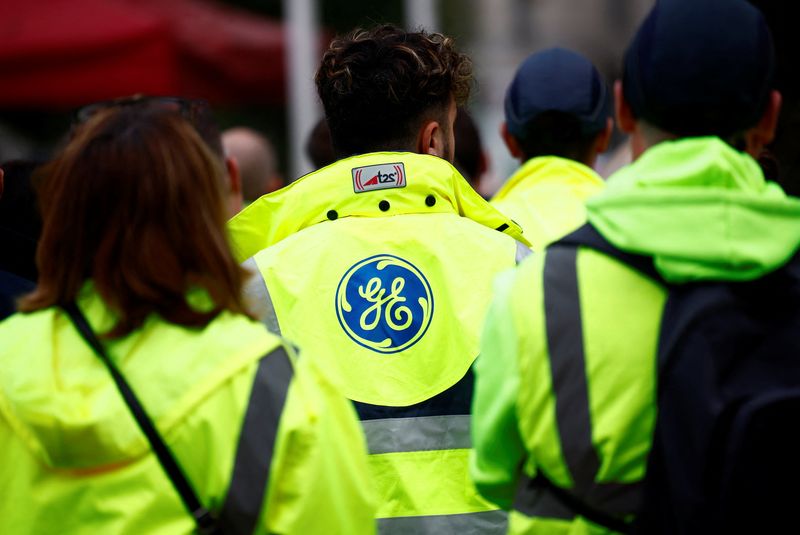 © Reuters. FILE PHOTO: Workers of GE Vernova, in Nantes, France, October 17, 2024. REUTERS/Stephane Mahe/File photo