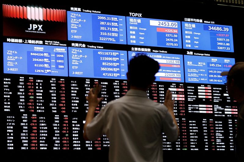 © Reuters. FILE PHOTO: Media members observe the stock quotation board at the Tokyo Stock Exchange in Tokyo, Japan, August 6, 2024. REUTERS/Willy Kurniawan/File Photo