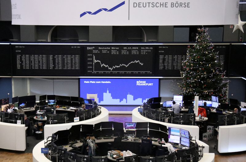 © Reuters. FILE PHOTO: The German share price index DAX graph is pictured at the stock exchange in Frankfurt, Germany, December 9, 2024.    REUTERS/Staff/File Photo