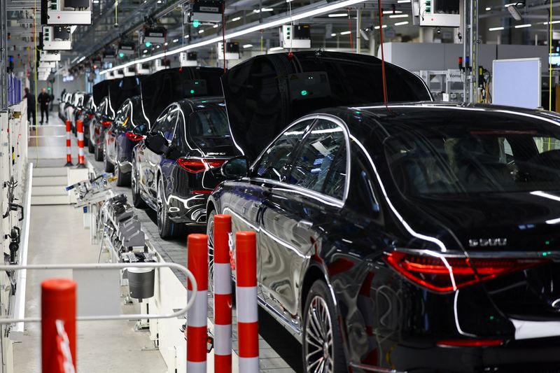 © Reuters. FILE PHOTO: Mercedes-Benz AMG cars queue on a production line of