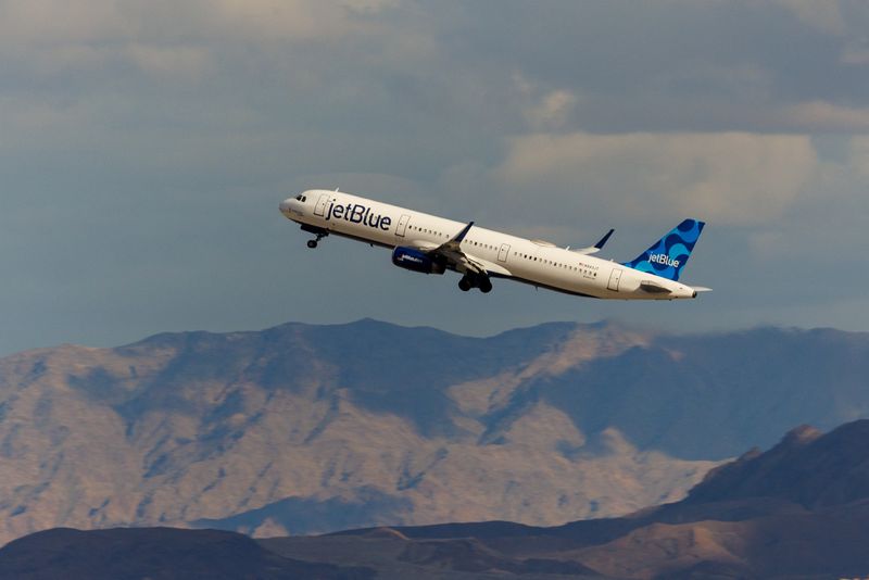 © Reuters. A Jetblue commercial airliner takes off form Las Vegas International Airport in Las Vegas, Nevada, U.S., February 8, 2024.  REUTERS/Mike Blake/File photo