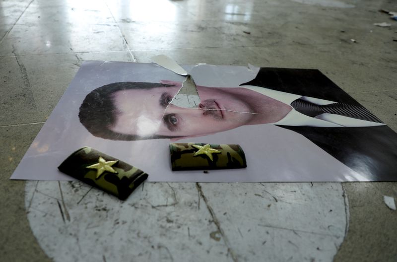 © Reuters. FILE PHOTO: A damaged picture of Syria's Bashar al-Assad lies on the floor inside Qamishli international airport, after Syrian rebels announced that they have ousted Syria's Bashar al-Assad, in Qamishli, Syria December 9, 2024. REUTERS/Orhan Qereman/File Photo