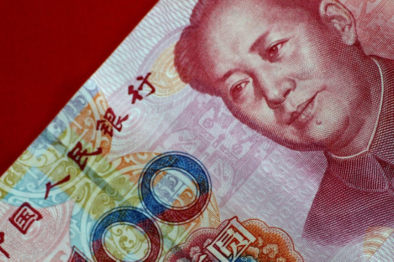 © Reuters. FILE PHOTO: A China yuan note is seen in this illustration photo May 31, 2017. REUTERS/Thomas White/Illustration