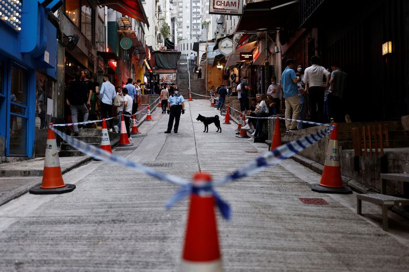 © Reuters. FILE PHOTO: A police officer keeps watch at the Soho nightlife area to remind people of social distancing amid the coronavirus disease (COVID-19) pandemic in Hong Kong, China May 20, 2022. Picture taken May 20, 2022. REUTERS/Tyrone Siu/File Photo